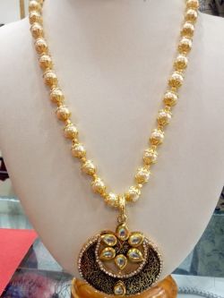 12. Beautiful necklace with kundan locket and pearls